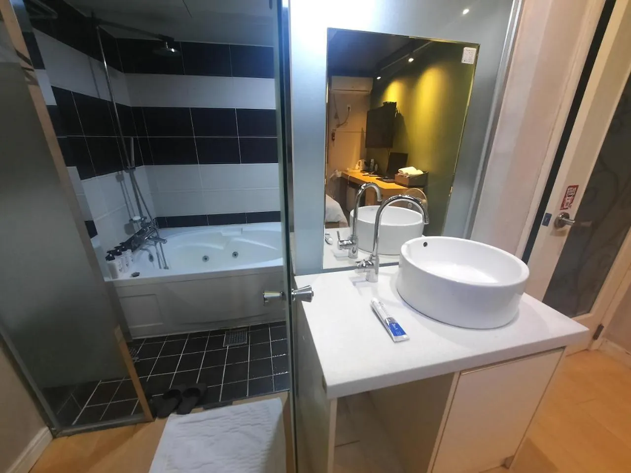 Z Motel Daeyeon Busan